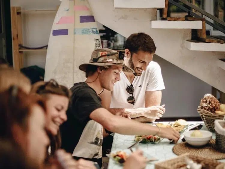 Repas convivial au surf camp